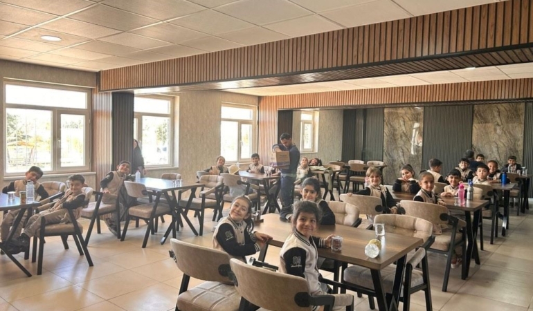 diclede-ilkokul-ogrencileri-mehmetcikle-fidan-dikti-gelecege-yesil-bir-adim-5itzVTyM.jpg