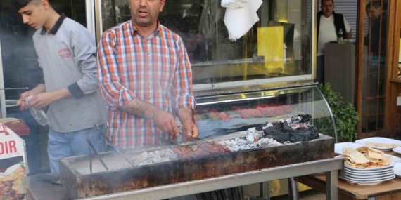Diyarbakır Esnafı 9 Günlük Bayram Tatilinde Yüzleri Güldüren Anlar Yaşadı Diyarbakır Esnafı 9 Günlük Bayram Tatilinde Yüzleri Güldüren Anlar Yaşadı