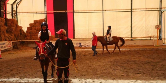 Diyarbakır Hipodromu'nda Koruma Altındaki Çocukların 23 Nisan Coşkusu Diyarbakır Hipodromu’nda Koruma Altındaki Çocukların 23 Nisan Coşkusu