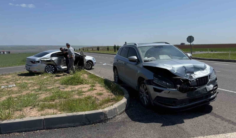 diyarbakir-mardin-karayolunda-meydana-gelen-trafik-kazasinda-4-kisi-yaralandi-VQFMKIY5.jpg