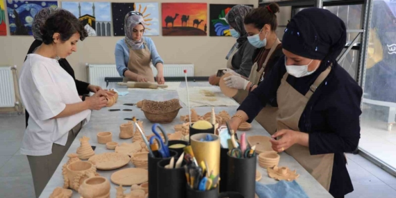 Diyarbakır'da 300 Kursiyer, Öğrencilerden Ev Hanımlarına Kendi İşini Kurma Fırsatı Ediniyor Diyarbakır’da 300 Kursiyer, Öğrencilerden Ev Hanımlarına Kendi İşini Kurma Fırsatı Ediniyor