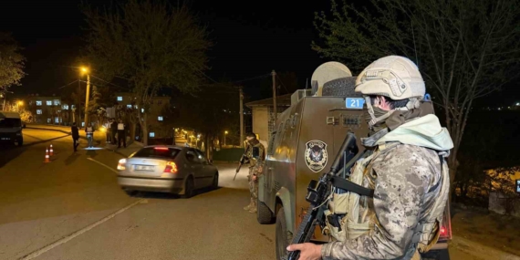 Diyarbakır'da 300 Polisin Katılımıyla Narko Hançer Operasyonu: 9 Şüpheliye İşlem Yapıldı Diyarbakır’da 300 Polisin Katılımıyla Narko Hançer Operasyonu: 9 Şüpheliye İşlem Yapıldı