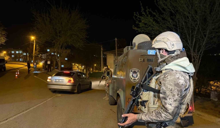 diyarbakirda-300-polisin-katilimiyla-narko-hancer-operasyonu-9-supheliye-islem-yapildi-u2kqjB4D.jpg