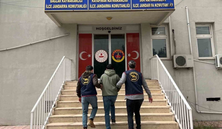 diyarbakirda-60-yil-kesinlesmis-hapis-cezasi-olan-zanli-ele-gecirildi-vyu1yPIF.jpg