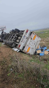 diyarbakirda-bos-kasa-yuklu-tir-devrildi-bir-yarali-olayi-vQtyqmrp.jpg