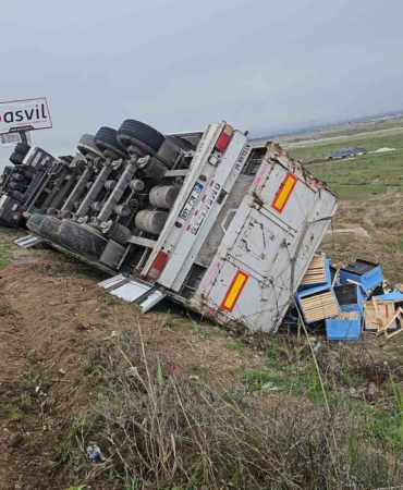 diyarbakirda-bos-kasa-yuklu-tir-devrildi-bir-yarali-olayi-vQtyqmrp.jpg