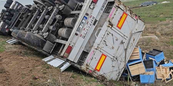 Diyarbakır'da Boş Kasa Yüklü Tır Devrildi: Bir Yaralı Olayı Diyarbakır’da Boş Kasa Yüklü Tır Devrildi: Bir Yaralı Olayı
