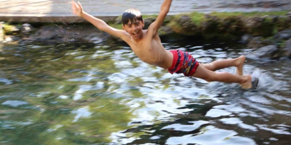 Diyarbakır'da Çocuklar Süs Havuzunda Yaz Serinliğini Yaşıyor Diyarbakır’da Çocuklar Süs Havuzunda Yaz Serinliğini Yaşıyor