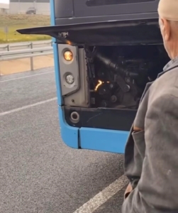 diyarbakirda-vatandasin-otobus-yanginini-ufleyerek-sondurme-cabasi-PFgMKXdN.jpg