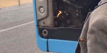 diyarbakirda-vatandasin-otobus-yanginini-ufleyerek-sondurme-cabasi-PFgMKXdN.jpg
