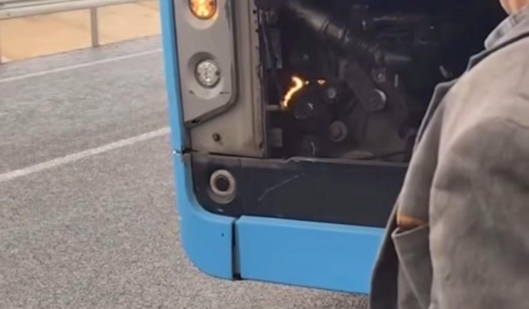 diyarbakirda-vatandasin-otobus-yanginini-ufleyerek-sondurme-cabasi-PFgMKXdN.jpg