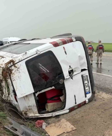 diyarbakirda-yolcu-minibusu-devriye-girdi-9-yarali-11fQ4igd.jpg