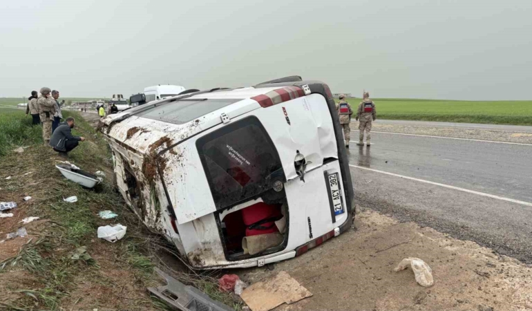 diyarbakirda-yolcu-minibusu-devriye-girdi-9-yarali-11fQ4igd.jpg