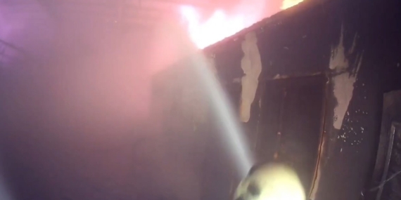 Diyarbakır'daki Fabrika Deposunda Yangın Söndürme Anları Kask Kamerasında Görüntülendi Diyarbakır’daki Fabrika Deposunda Yangın Söndürme Anları Kask Kamerasında Görüntülendi