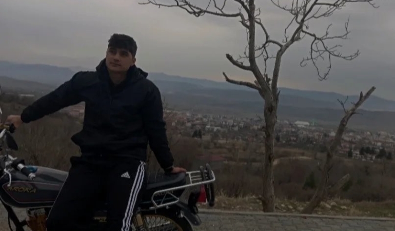dugun-yolunda-domuz-faciasi-otomobile-carpan-domuz-1-can-aldi-6-kisi-yaralandi-RBkTwMel.jpg