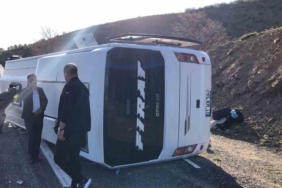 elazig-diyarbakir-yolunda-midibus-devrildi-cok-sayida-yarali-var-gicctxNG.jpg
