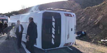 elazig-diyarbakir-yolunda-midibus-devrildi-cok-sayida-yarali-var-gicctxNG.jpg