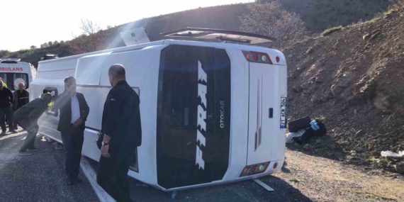 Elazığ-Diyarbakır Yolunda Midibüs Devrildi: Çok Sayıda Yaralı Var! Elazığ-Diyarbakır Yolunda Midibüs Devrildi: Çok Sayıda Yaralı Var!