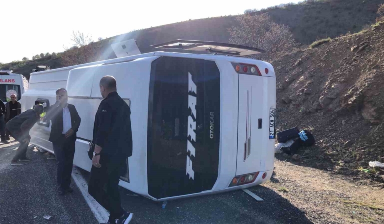 elazig-diyarbakir-yolunda-midibus-devrildi-cok-sayida-yarali-var-gicctxNG.jpg