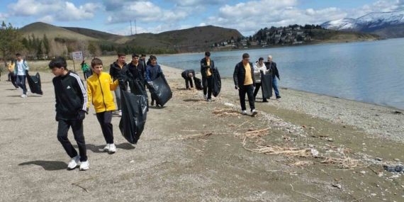 Elazığ Hazar Gölü Etrafında Çevre Temizliği: Doğamız İçin Bir Adım Elazığ Hazar Gölü Etrafında Çevre Temizliği: Doğamız İçin Bir Adım