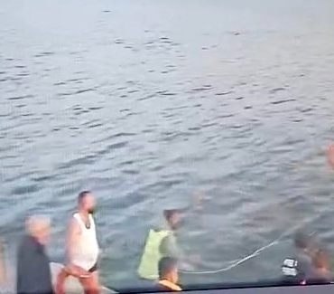 elazig-pertek-feribotundan-atlayan-sahis-kurtarildi-zmfPYR8N.jpg