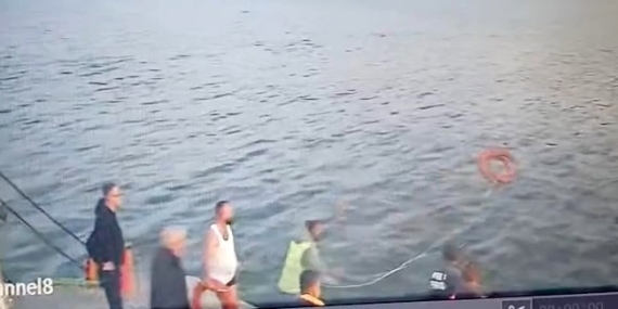 Elazığ-Pertek Feribotundan Atlayan Şahıs Kurtarıldı Elazığ-Pertek Feribotundan Atlayan Şahıs Kurtarıldı