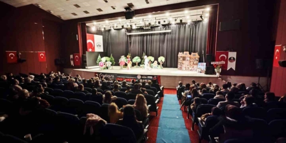 Elazığ Tiyatro Festivali: Sanatseverlerin Yoğun İlgisiyle Büyüledi Elazığ Tiyatro Festivali: Sanatseverlerin Yoğun İlgisiyle Büyüledi