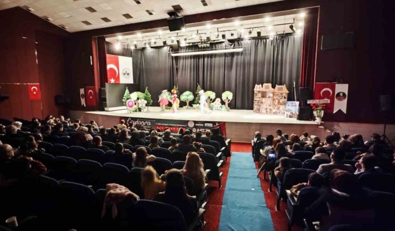 elazig-tiyatro-festivali-sanatseverlerin-yogun-ilgisiyle-buyuledi-8e2tq4jr.jpg
