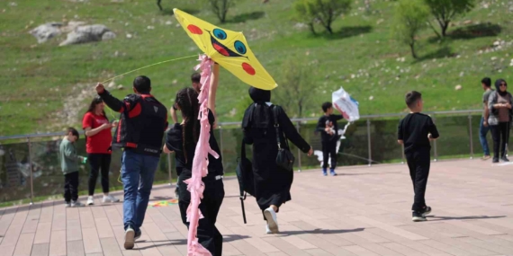 Elazığ Uçurtma Şenliği: Renklerin Dansı Elazığ Uçurtma Şenliği: Renklerin Dansı