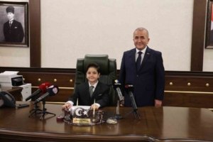 elazig-valisinin-koltuguna-temsilen-oturan-minik-mustafa-ilk-talimati-emniyet-mudurune-verdi-mewYyhvw.jpg