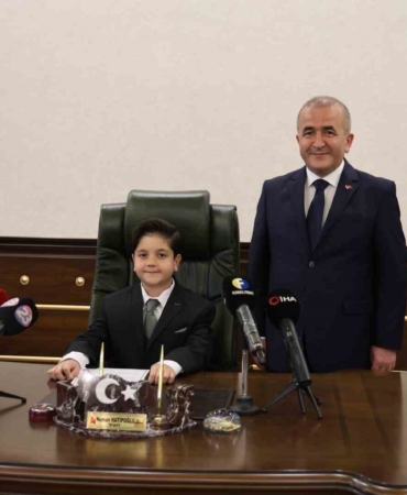 elazig-valisinin-koltuguna-temsilen-oturan-minik-mustafa-ilk-talimati-emniyet-mudurune-verdi-mewYyhvw.jpg