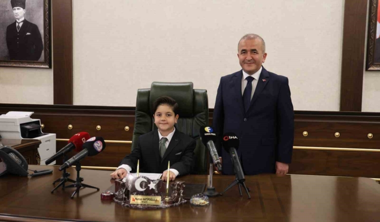 elazig-valisinin-koltuguna-temsilen-oturan-minik-mustafa-ilk-talimati-emniyet-mudurune-verdi-mewYyhvw.jpg