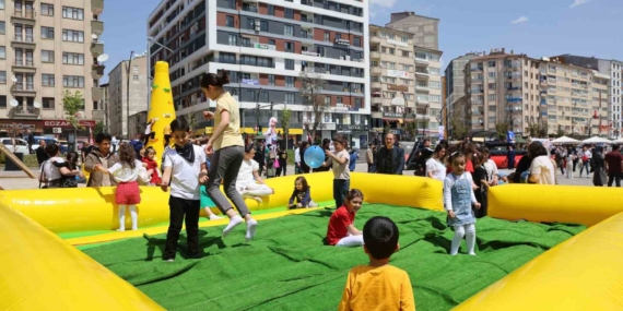 Elazığ’da 23 Nisan Şenlikleri: Çocukların Eğlence Dolu Anları