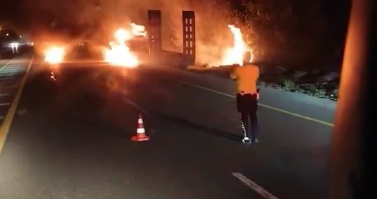 Elazığ'da Alevlere Teslim Olan Tırın Korkunç Yangını Elazığ’da Alevlere Teslim Olan Tırın Korkunç Yangını