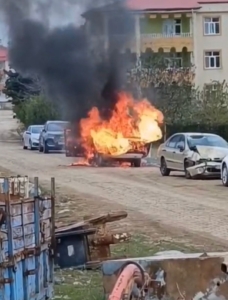 elazigda-bir-arac-alev-alev-yandi-korkutan-anlar-PRG5FOFf.jpg