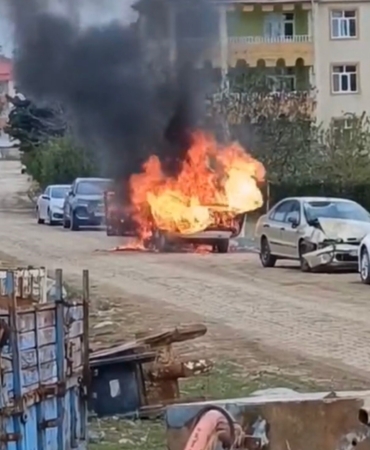 elazigda-bir-arac-alev-alev-yandi-korkutan-anlar-PRG5FOFf.jpg