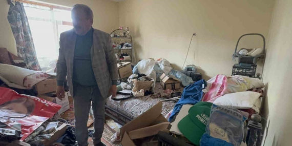 Elazığ'da 'Çöp Ev' İhbarı: 3 Dil Bilen Emekli Pilotun Evi Ortaya Çıktı Elazığ’da ‘Çöp Ev’ İhbarı: 3 Dil Bilen Emekli Pilotun Evi Ortaya Çıktı