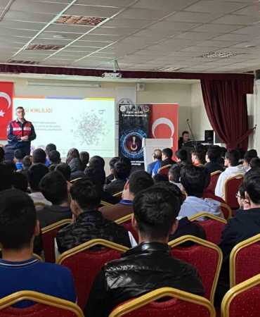 elazigda-jandarma-ekiplerinin-ogrencilere-ve-ogretmenlere-yonelik-ozel-semineri-LpHz1PQs.jpg