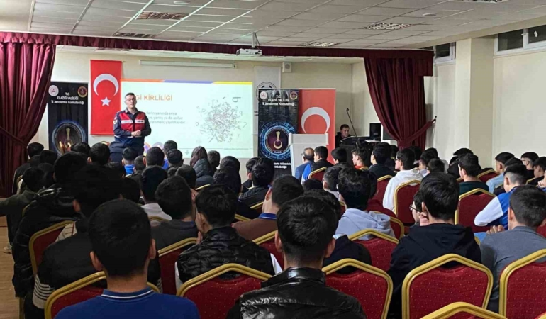 elazigda-jandarma-ekiplerinin-ogrencilere-ve-ogretmenlere-yonelik-ozel-semineri-LpHz1PQs.jpg