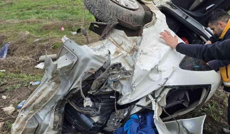 elazigda-kontrolunu-kaybeden-arac-sarampole-uctu-5-kisi-yarali-jgP7mhNE.jpg