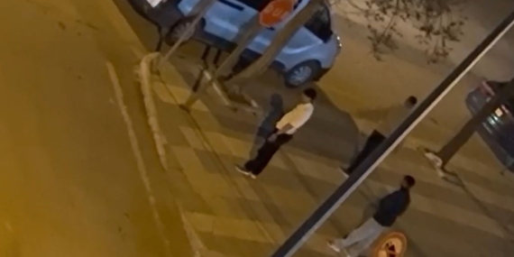 Elazığ'da Otobüs Durağının Camlarını Kıran Şüpheliler Güvenlik Kamerasında Görüntülendi Elazığ’da Otobüs Durağının Camlarını Kıran Şüpheliler Güvenlik Kamerasında Görüntülendi