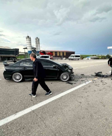 elazigda-otomobilin-kamyona-carpmasi-sonucu-bir-kisi-yaralandi-7ykVXWEk.jpg
