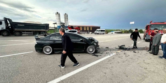 Elazığ'da Otomobilin Kamyona Çarpması Sonucu Bir Kişi Yaralandı Elazığ’da Otomobilin Kamyona Çarpması Sonucu Bir Kişi Yaralandı