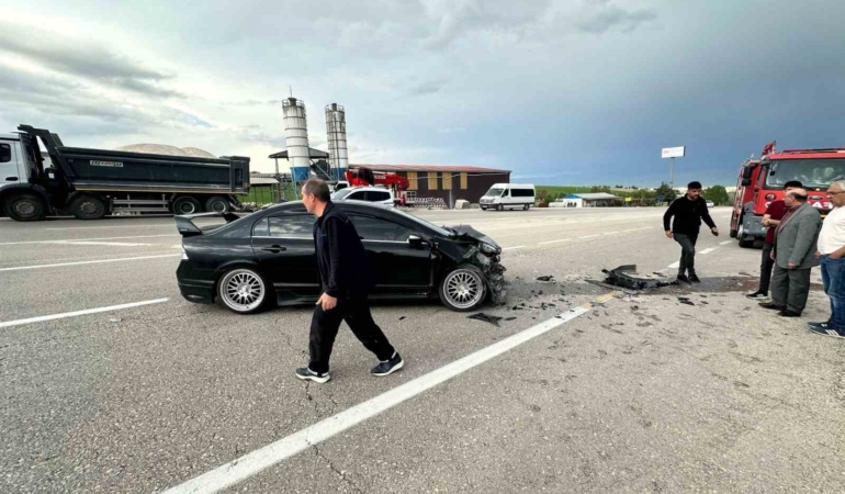elazigda-otomobilin-kamyona-carpmasi-sonucu-bir-kisi-yaralandi-7ykVXWEk.jpg