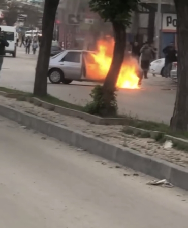 elazigda-park-halindeki-arac-alev-alev-yandi-yanginin-sebepleri-ve-detaylari-vcidlgpl.jpg