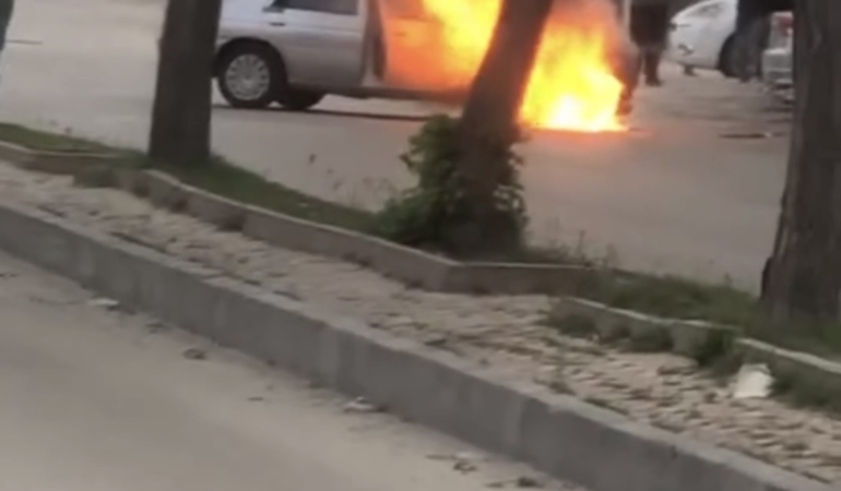 elazigda-park-halindeki-arac-alev-alev-yandi-yanginin-sebepleri-ve-detaylari-vcidlgpl.jpg