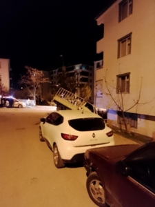 elazigda-pikap-apartman-bahcesine-ucarak-sok-yaratti-mVCsBkUn.jpg