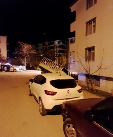 elazigda-pikap-apartman-bahcesine-ucarak-sok-yaratti-mVCsBkUn.jpg