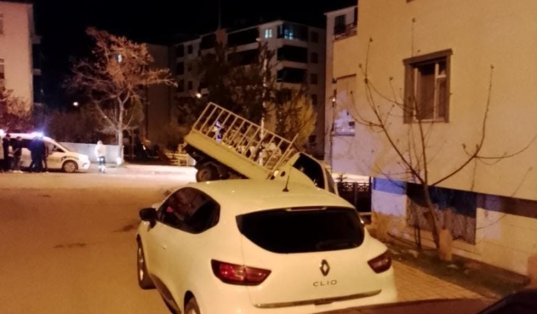 elazigda-pikap-apartman-bahcesine-ucarak-sok-yaratti-mVCsBkUn.jpg
