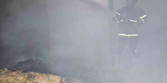 Elazığ'da Samanlık Yangını: Alevlerin Dansı ve İtfaiye Mücadelesi Elazığ’da Samanlık Yangını: Alevlerin Dansı ve İtfaiye Mücadelesi